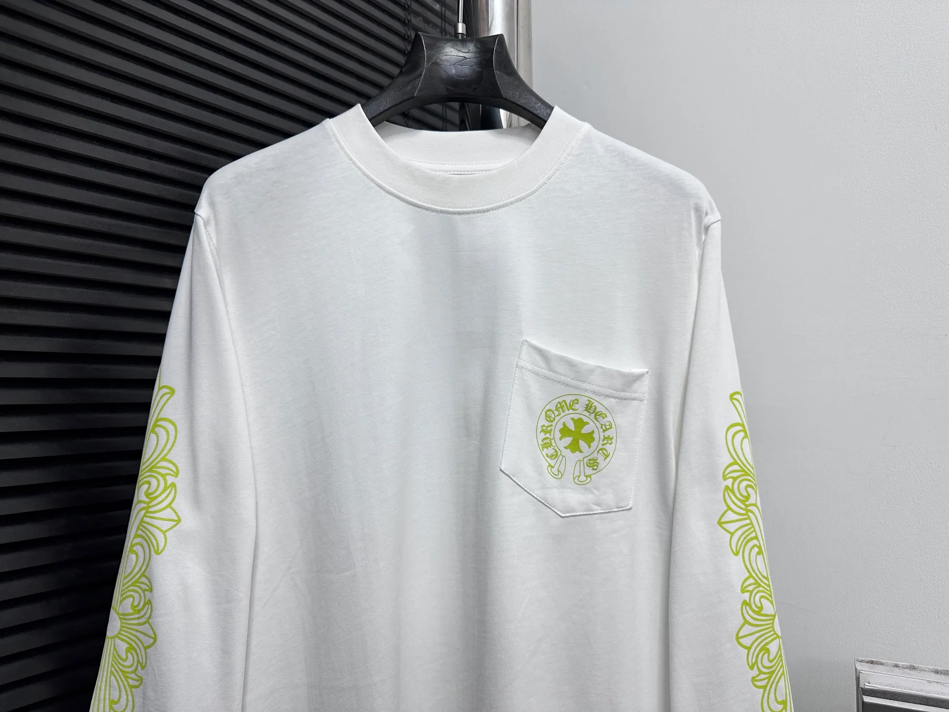 🅿️230 [Come Hearts] Crow Heart Graffiti Letters Limited Sanskrit Printed Long Sleeves, High Weight Threads on Collar and Cuffs, Custom Weaved and Dyed 280g Double Yarn Pure Cotton Fabric, Washed Anti-Counterfeiting Tags and other auxiliary labels are all correct versions, super conspicuous, super pretty, super stylish, same style for men and women! The overall upper body highlights fashion and individuality, and when worn together by a couple, it is a recommended T-shirt by the Street Ace!! Same style for men and women Size: XS-L
